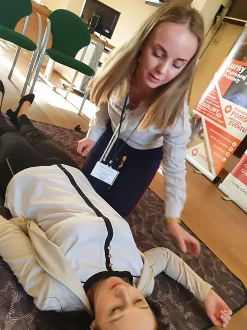 Jak ułożyć osobę nieprzytomna w pozycję bezpieczną? Kurs pierwszej pomocy w Sanoku