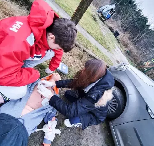 Mama z synem uczą się pierwszej pomocy w domu szkolenia z pierwszej pomocy w domu wypadek pierwsza pomoc