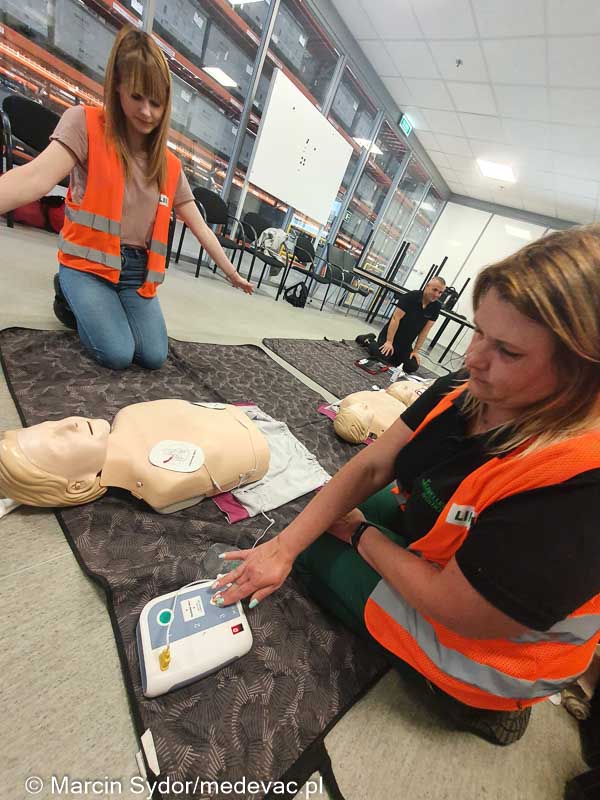 Defibrylator AED dwie osoby używają AED