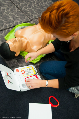 Defibrylator AED Kursy pierwszej pomocy dla pracowników administracji